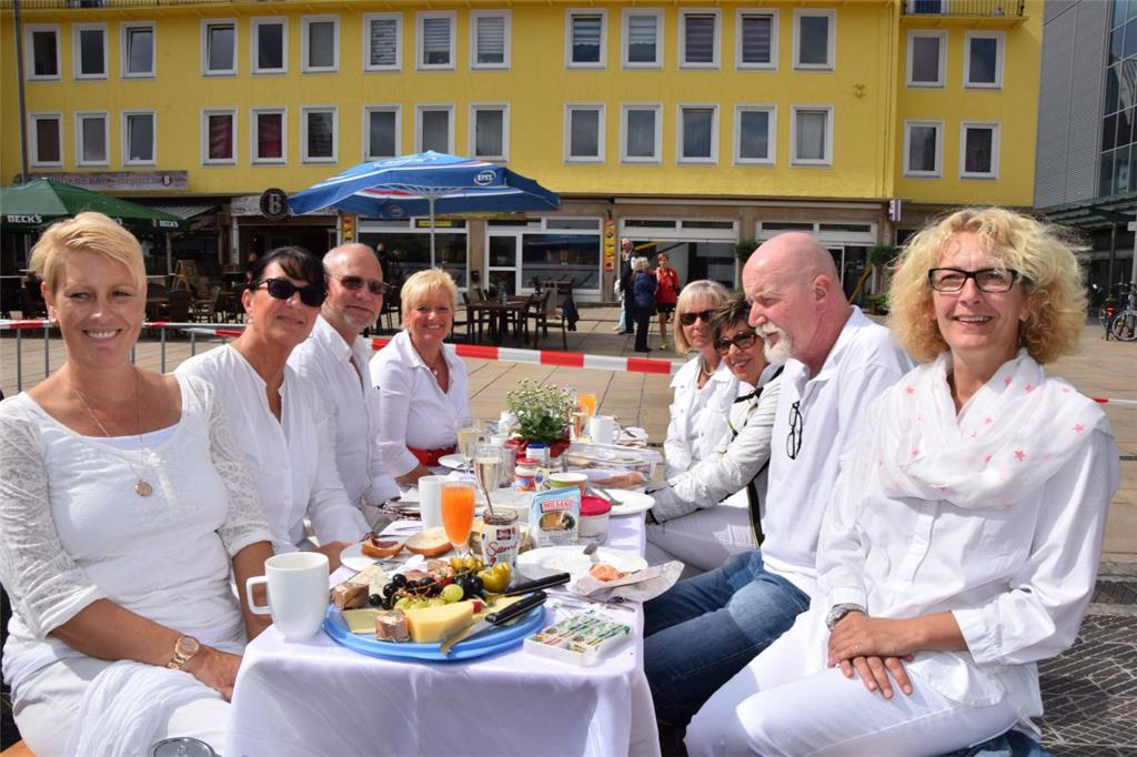 Tischlein deck dich: An 90 Bierzeltgarnituren frühstücken Sonntagvormittag bei S...