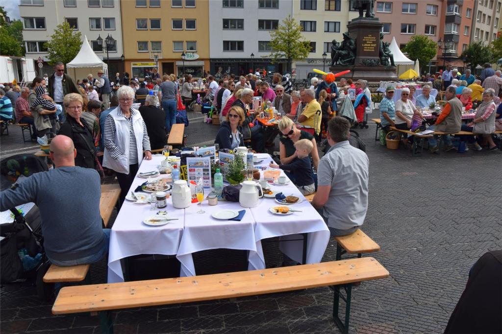 Tischlein deck dich: An 90 Bierzeltgarnituren frühstücken Sonntagvormittag bei S...
