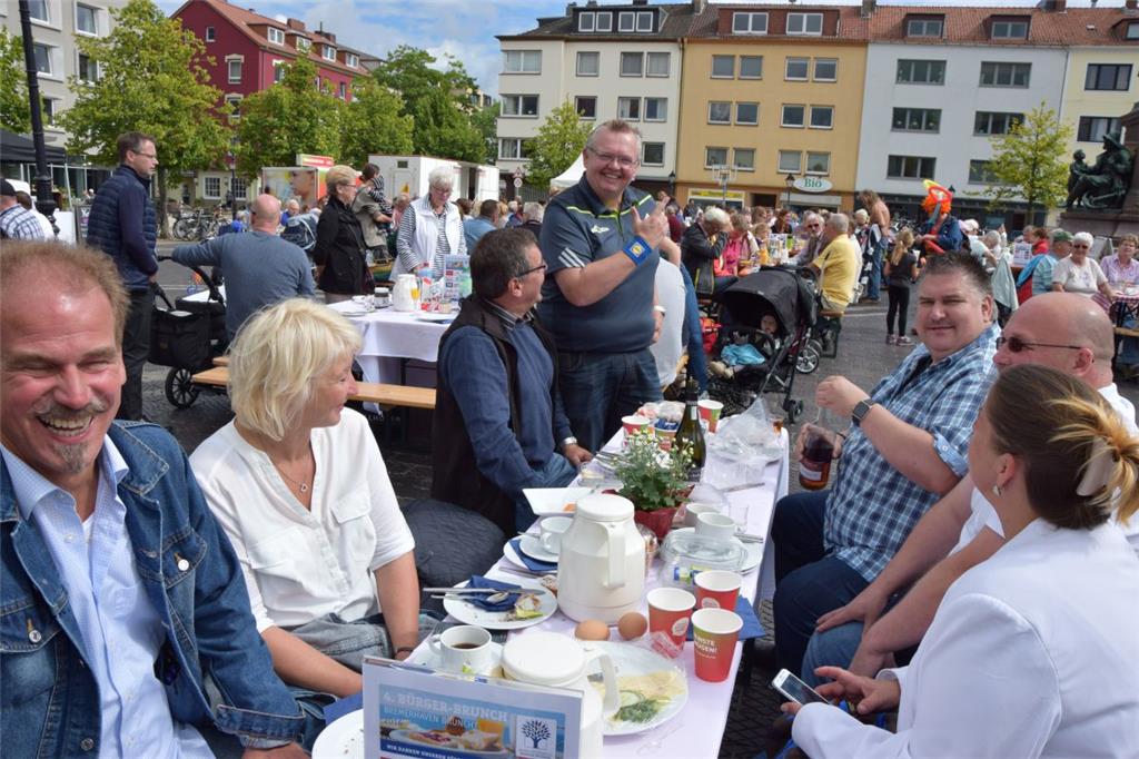 Tischlein deck dich: An 90 Bierzeltgarnituren frühstücken Sonntagvormittag bei S...