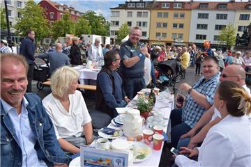 Tischlein deck dich: An 90 Bierzeltgarnituren frühstücken Sonntagvormittag bei S...