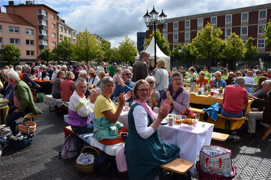 Tischlein deck dich: An 90 Bierzeltgarnituren frühstücken Sonntagvormittag bei S...