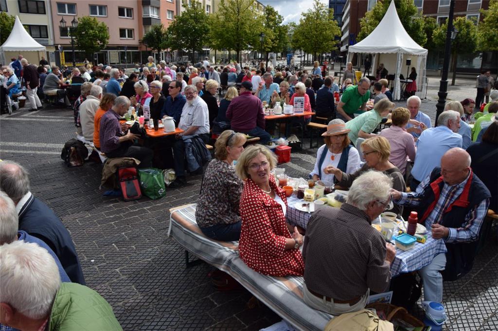 Tischlein deck dich: An 90 Bierzeltgarnituren frühstücken Sonntagvormittag bei S...