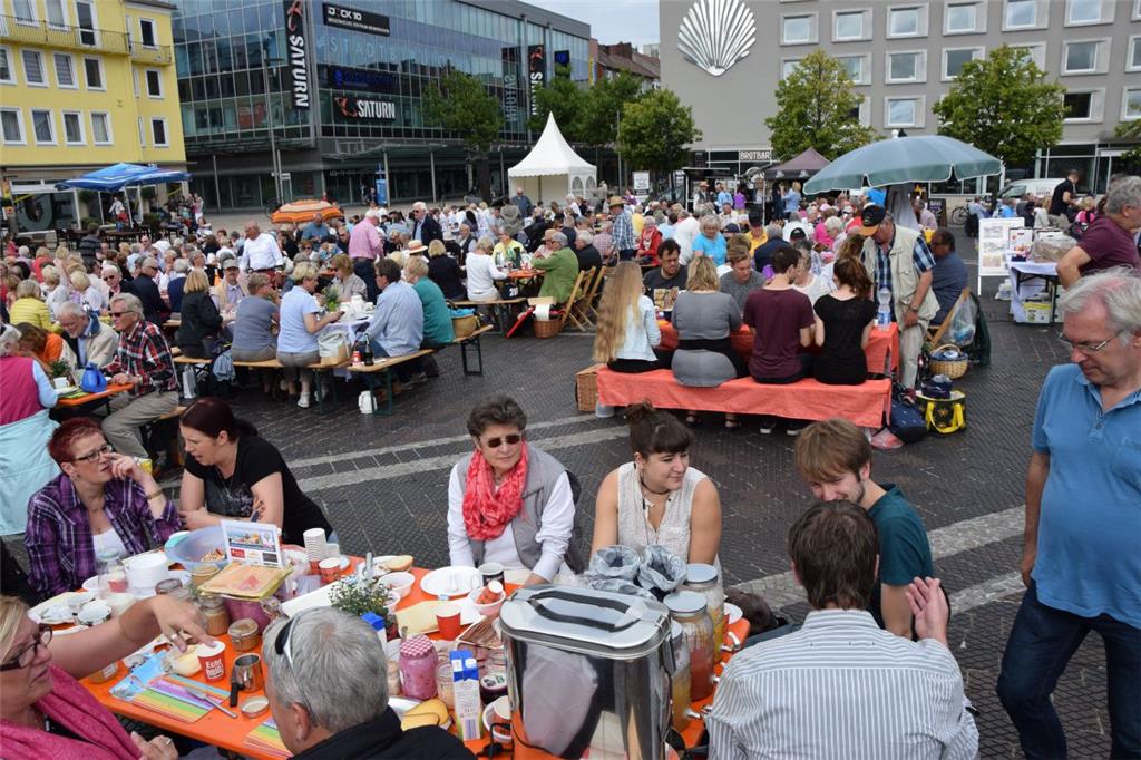 Tischlein deck dich: An 90 Bierzeltgarnituren frühstücken Sonntagvormittag bei S...