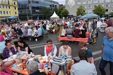 Tischlein deck dich: An 90 Bierzeltgarnituren frühstücken Sonntagvormittag bei S...