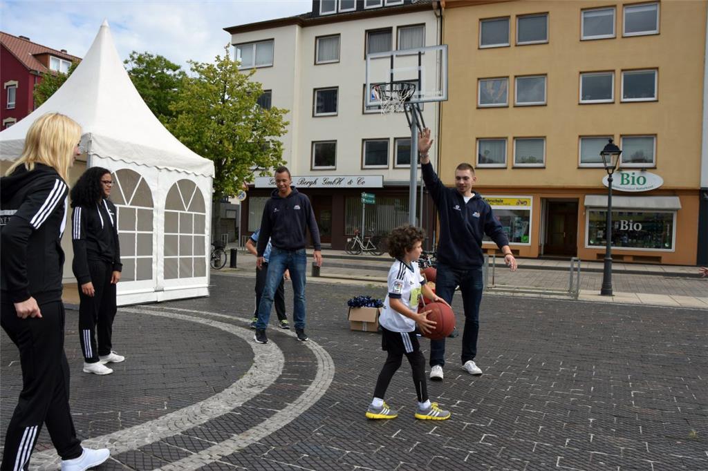 Tischlein deck dich: An 90 Bierzeltgarnituren frühstücken Sonntagvormittag bei S...