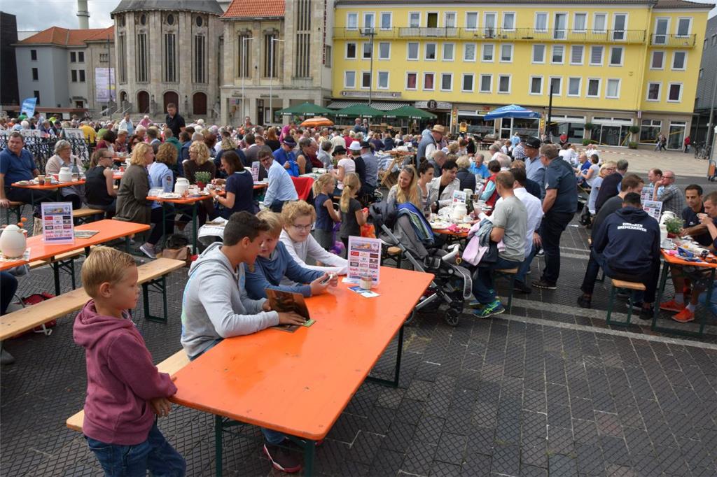 Tischlein deck dich: An 90 Bierzeltgarnituren frühstücken Sonntagvormittag bei S...