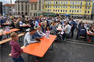Tischlein deck dich: An 90 Bierzeltgarnituren frühstücken Sonntagvormittag bei S...