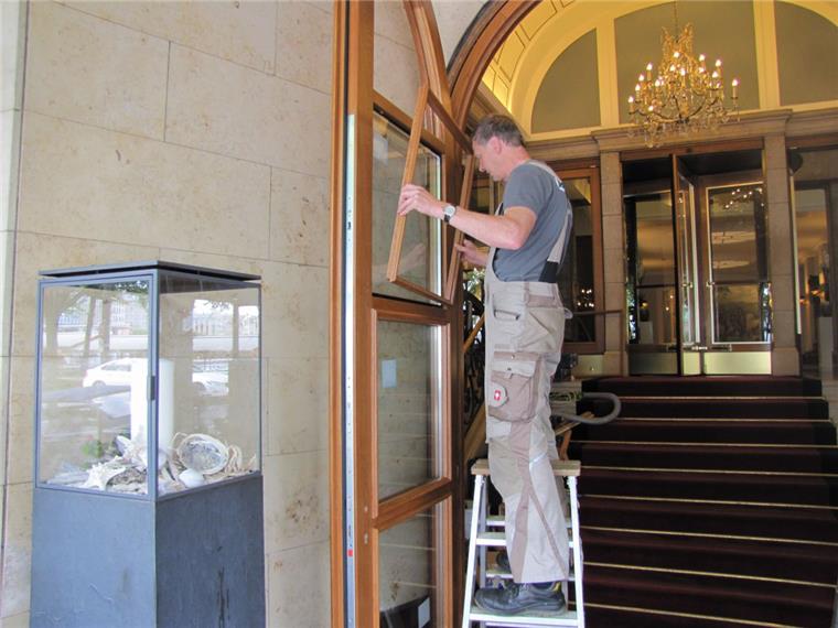 Tischler aus Hamersen bauen die neue Eingangstür des Hotel "Vier Jahreszeiten" ein. 