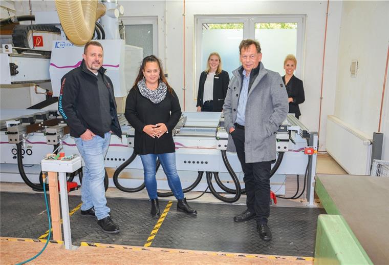 Ein Netzwerk, von dem alle profitieren Tischlermeister Ralf Poppe (l.) und seine Lebensgefährtin Marion Krause kennen Firmenkundenberater Stefan Duden schon lange.