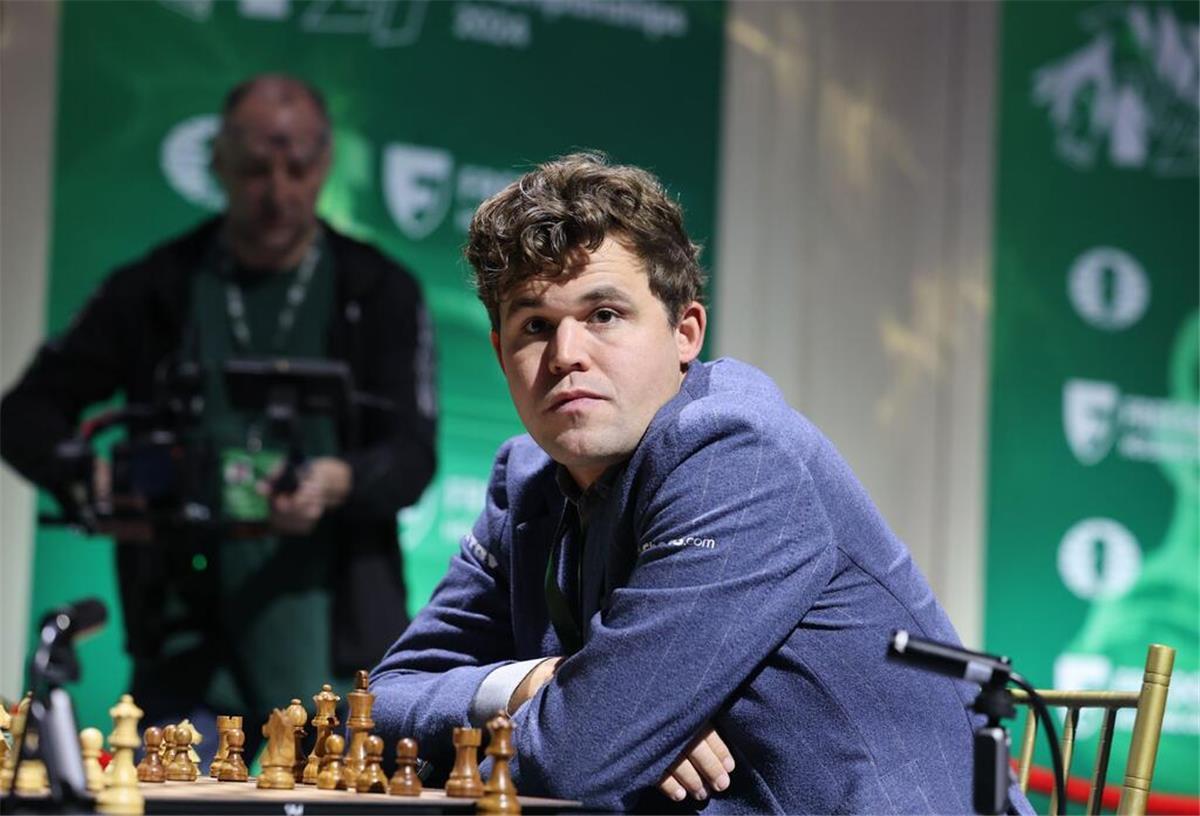 Schach: Carlsen verkauft berühmte Jeans für 36.100 US-Dollar Titelverteidiger Magnus Carlsen erklärte nach dem Wirbel um seine Jeans seinen Rückzug von der Schnellschach-WM. (Archivbild)