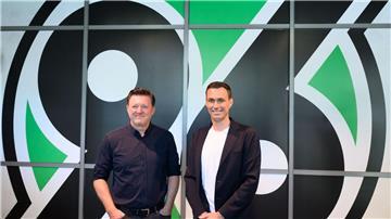 Titz (l.) und Mann holen den elften Neuzugang.