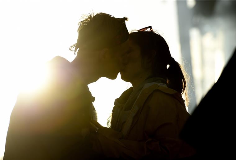 Tja, so romantisch hatte der junge Mann sich seinen Heiratsantrag wohl vorgestellt. Stattdessen droht ihm nun ein Strafverfahren.