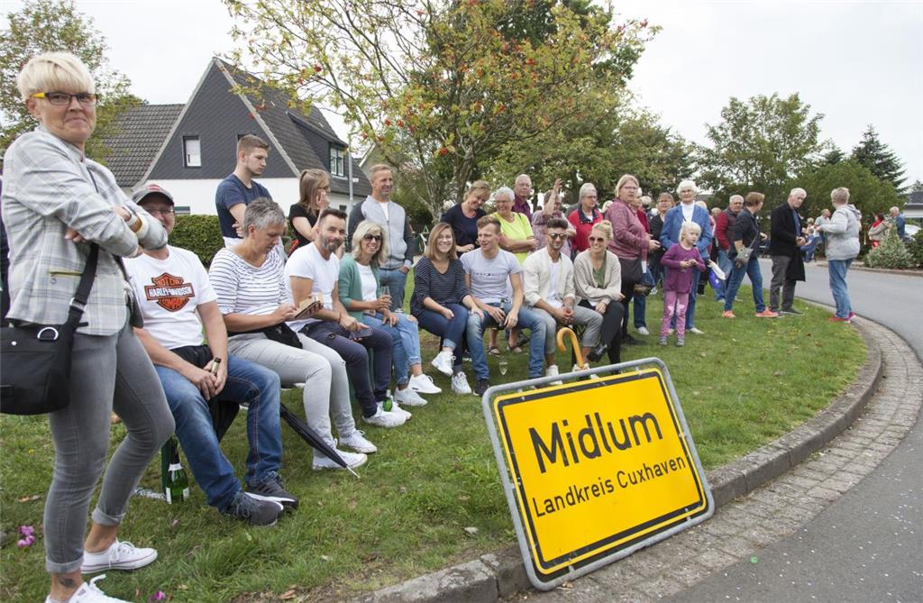 Tja, wo kommt dieses alte Ortsschild bloß her? Beim Festumzug durch Midlum wirkt...