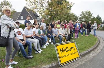 Tja, wo kommt dieses alte Ortsschild bloß her? Beim Festumzug durch Midlum wirkt...