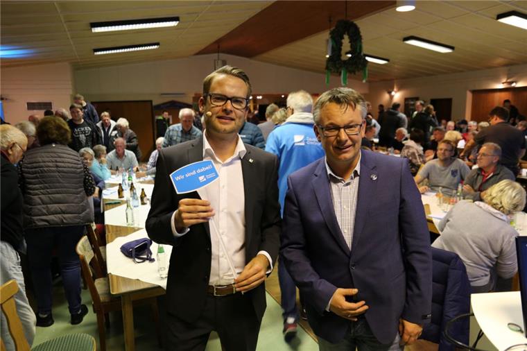 Jetzt geht's los: Hagen ist auf dem Weg zur Glasfaser-Gemeinde Tjark Hartmann von der Deutschen Glasfaser und Hagens Bürgermeister Andreas Wittenberg (parteilos) wollen die Gemeinde zu schnellerem Internet verhelfen.