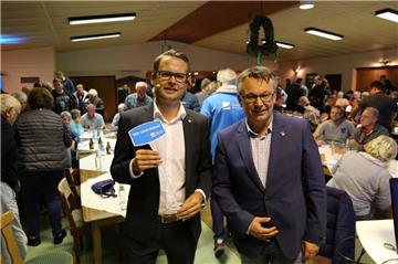 Tjark Hartmann von der Deutschen Glasfaser und  Hagens Bürgermeister Andreas Wittenberg (parteilos) wollen die Gemeinde zu schnellerem Internet verhelfen. 