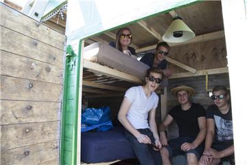 Tjorven (von links), Eibe, Ole, Max, Leon aus Midlum haben einen Viehwagen zum C...