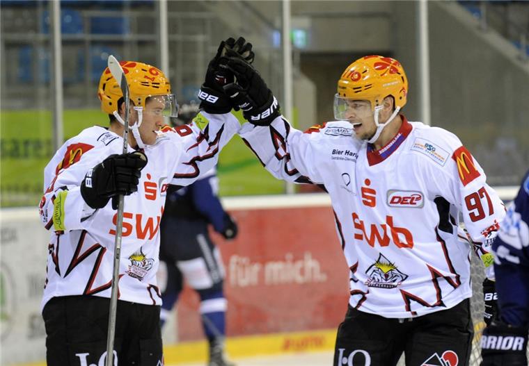Fischtown Pinguins: Fans glauben an die Mannschaft Tobias Kircher (links) und Christoph Körner dürfen mit den Pinguins ordentlich jubeln - sagt zumindest die Mehrheit der nord24-User.