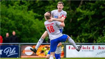 Zwei jubelnde Fußballer vom FC Geestland