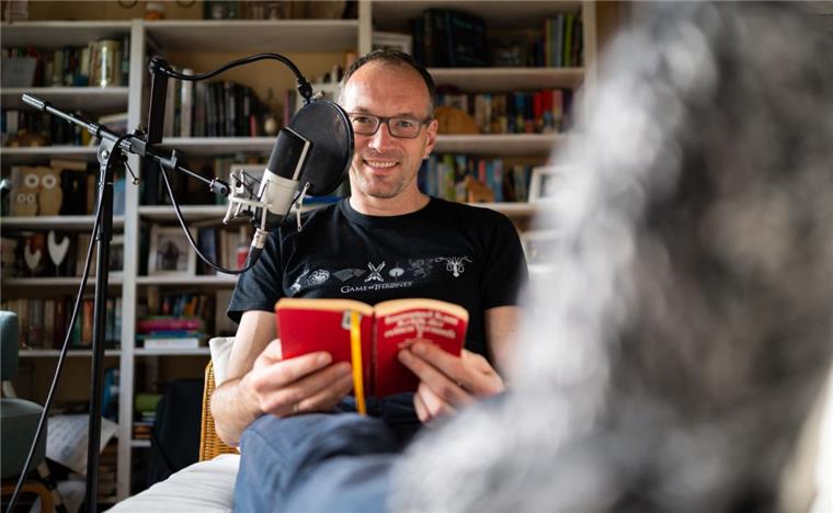 Toby Baier bringt Menschen zum Einschlafen Toby Baier, "Einschlafen"-Podcaster, sitzt in seinem Arbeitszimmer und ist dabei einen Neuen Beitrag einzusprechen. Der 45-Jährige ist Meister darin, andere zu ermüden.