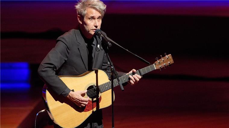 Konzert „Gegen das Schweigen“ in der Elbphilharmonie Tocotronic-Sänger Dirk von Lowtzow war auch dabei.
