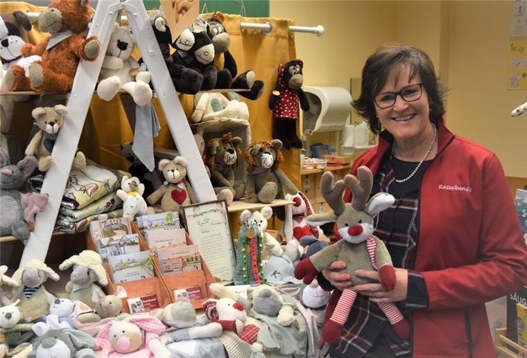 Wie diese Zevenerin dazu gekommen ist, Kuscheltiere zu machen Das Foto zeigt Tina Fitschen an ihrem Ausstellungsstand.