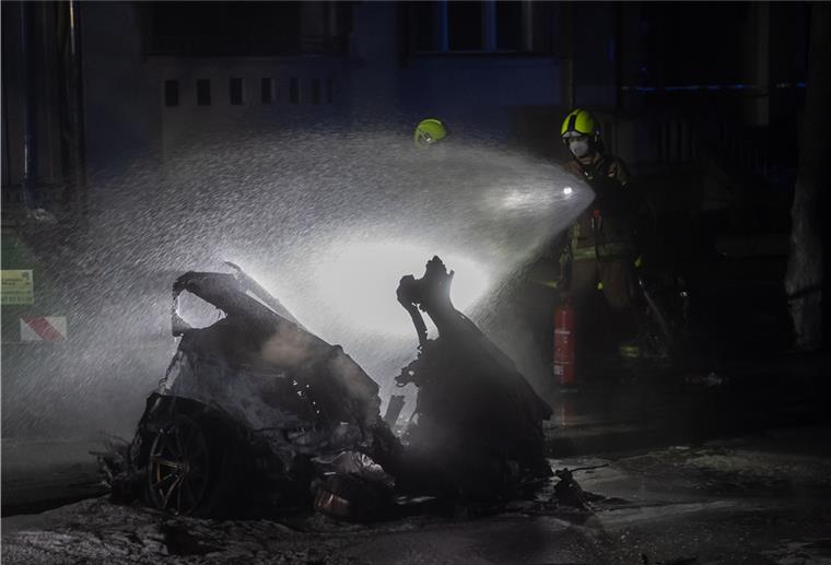 Berlin: Auto in zwei Teile zerrissen - Zwei Tote Einsatzkräfte der Feuerwehr löschen am Treptower Park ein Autowrack. Bei einem schweren Autounfall in Berlin-Treptow ist ein Mensch ums Leben gekommen, drei weitere wurden schwer verletzt.