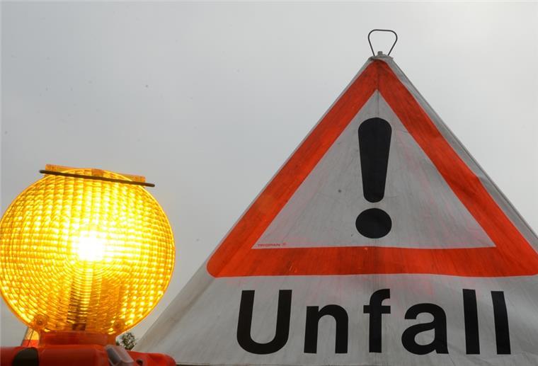 Oyten: Mann (44) stirbt bei Unfall auf der A1 Baden-Württemberg, Hartheim: Ein Warndreieck mit der Aufschrift «Unfall» ist bei Hartheim (Baden-Württemberg) zu sehen.