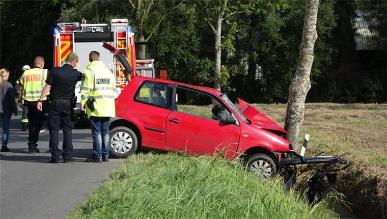 Tödlicher Unfall: Kurz vor Altenwalde prallte ein roter Seat gegen einen Baum. Der Fahrer starb noch an der Unfallstelle.