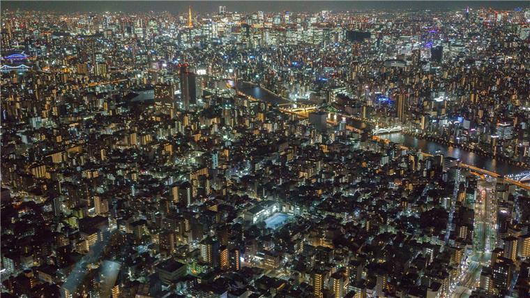 Ist das die Zukunft der Kunst auch in Hamburg? - Digital Art Museum in Tokio: Tokio scheint am Horizont einfach nicht zu enden: Besonders nachts beeindruckt die Aussicht auf die Metropole vom Skytree-Fernsehturm.