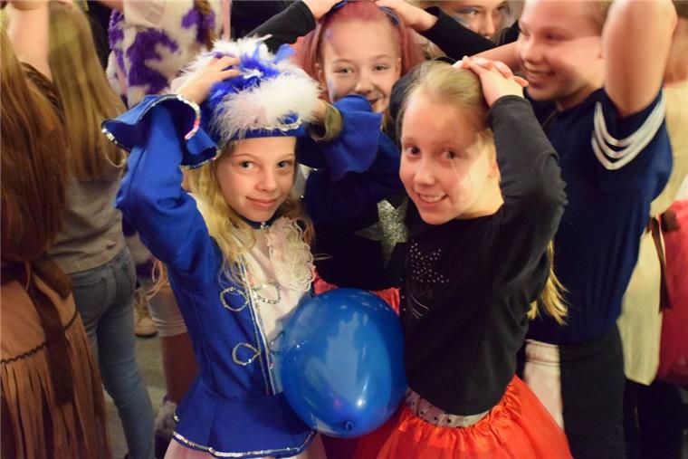 Am Rosenmontag auf dem Einhorn zur Schule Tolle Kostüme, witzige Spiele: So sieht der Rosenmontag in der Wesermarsch aus.