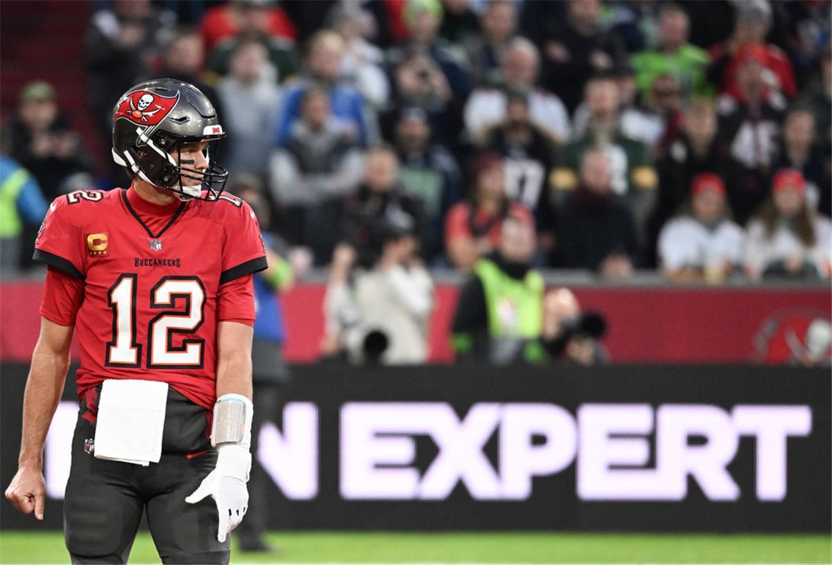 Brady-Show bei NFL-Debüt in München Tom Brady, Quarterback der Tampa Bay Buccaneers, verfolgt das Geschehen.