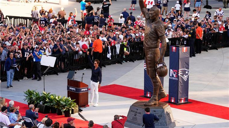 Brady in Bronze: Patriots ehren Quarterback mit Statue Tom Brady steht vor seiner 12 Fuß hohen Statue - in Anlehnung an seine Rückennummer 12.