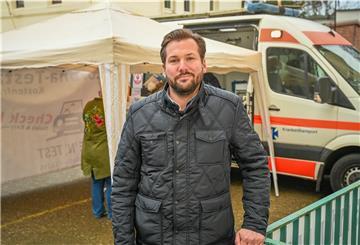 Tom Czarnetzki (Foto) hat ein mobiles Testzentrum eröffnet, das vormittags in der Langen Straße steht und nachmittags an anderen Orten eingesetzt wird.