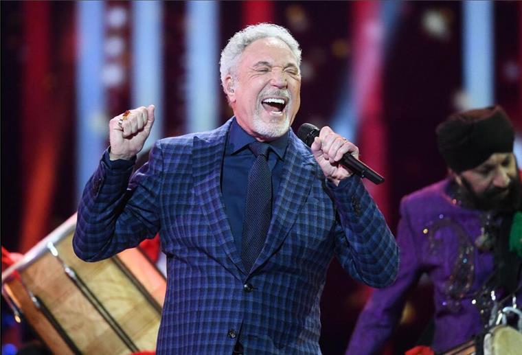 Der Tiger kippt nicht um - Tom Jones wird 85 Tom Jones bei einem Auftritt in der Londoner Royal Albert Hall.