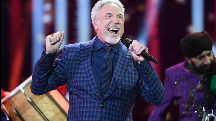 Tom Jones sagt kurzfristig Show in Bremen ab Tom Jones bei einem Konzert in London. (Archivbild)