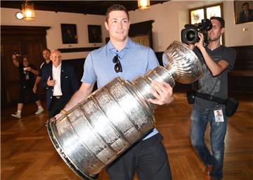 Tom Kühnhackl mit Stanley-Cup-Pokal