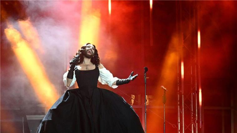 Jodler, Nackte und Conchita eröffnen Kulturhauptstadt-Jahr Tom Neuwirth alias Conchita Wurst steht auf der Bühne in Dad Ischl.