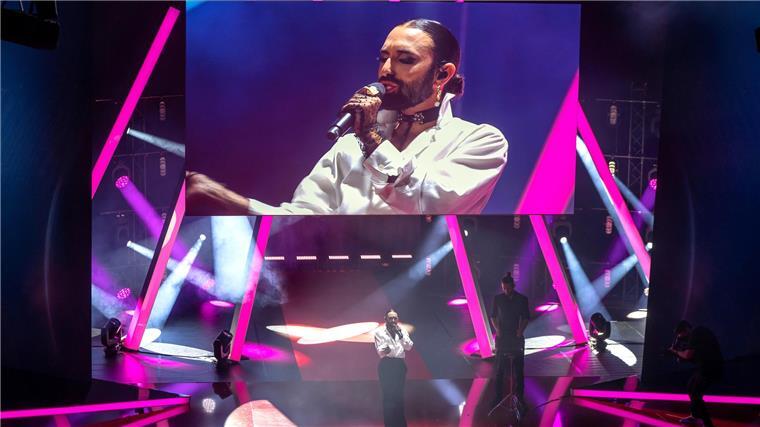 Rea Garvey ist begeistert von Ovelgönnerin Kerstin Held Tom Neuwirth, auch bekannt als Conchita Wurst, widmete bei der Gala seinen Hit „Rise Like A Phoenix“ Kerstin Held.