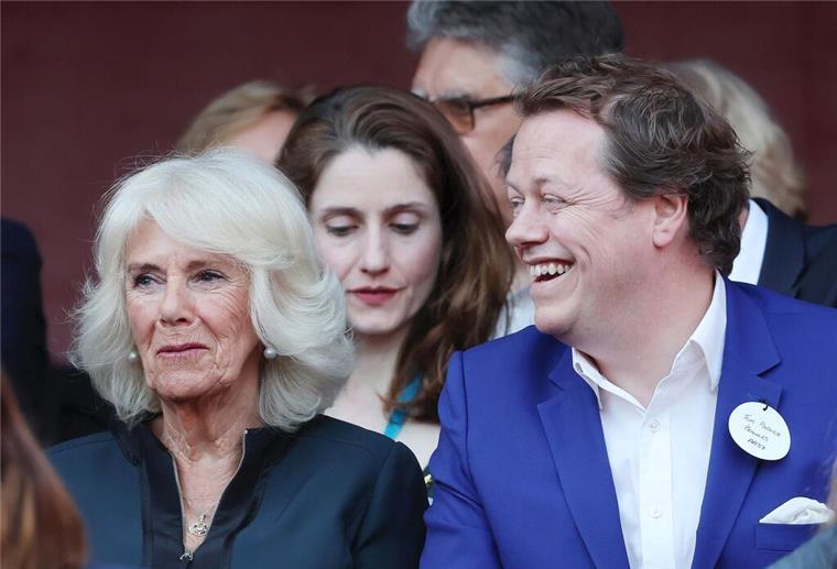 Zu Tisch bei den Royals: Camillas Sohn verrät Rezepte Tom Parker Bowles mit seiner Mutter Königin Camilla. (Archivbild)
