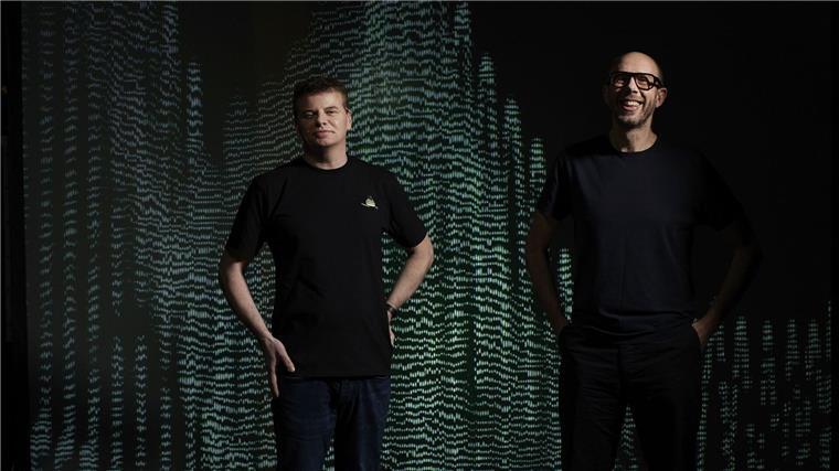 Tom Rowlands (r) und Ed Simons sind das  britische Electronica-Duo Chemical Brothers.