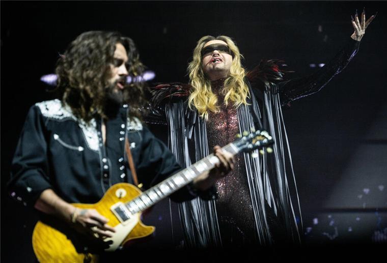 Tom und Bill Kaulitz stehen beim Tourauftakt der Band Tokio Hotel in der MHP Arena auf der Bühne. 