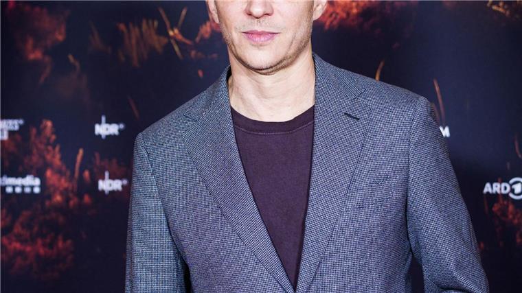 „Schwarzes Gold“: Öl, Macht und starke Frauen in der Heide Tom Wlaschiha ist unter anderem aus „Game of Thrones“ und „Stranger Things“ bekannt.