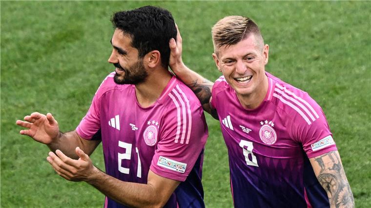 Die deutsche Fußball-Nationalmannschaft befindet sich im Reifeprozess Toni Kroos (re.) und Ilkay Gündogan nebeneinander im Mittelfeld. Das passte selten. Jetzt spielen die Strategen versetzt im Zentrum und es läuft.