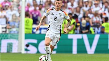 Toni Kroos rührt die Werbetrommel für Alexander Zverev als Fahnenträger.