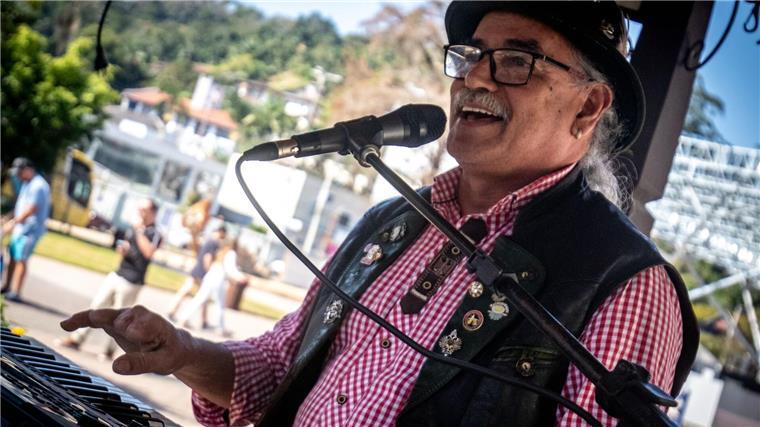 Fachwerk, Bier und Apfelstrudel in Brasilien Toninho spielt traditionelle Musik aus Deutschland im Süden von Brasilien.