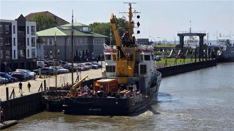 Schreckmoment bei der Sail: Segelschiff fängt während Parade Feuer