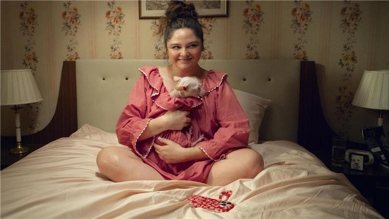 Was läuft, Juli?: Serien, Filme, Streaming-Highlights „Too Much“: Megan Stalter spielt Jessica.