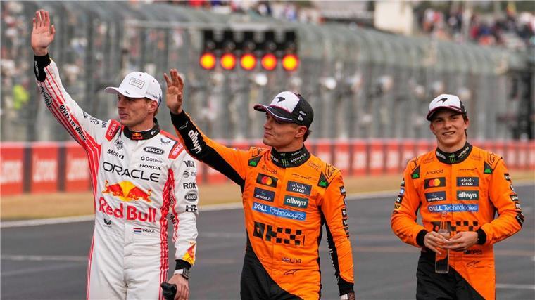 Verblüffender Verstappen beendet Pole-Durststrecke Top drei: Max Verstappen (l-r), Lando Norris und Oscar Piastri.