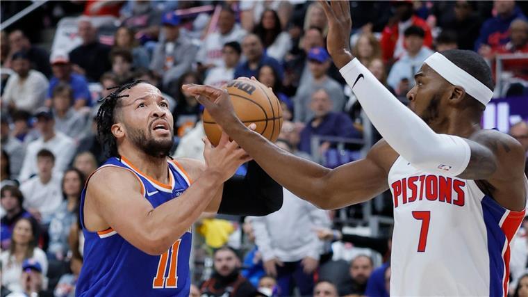 NBA: Schröder und Pistons vor dem Playoff-Aus Topscorer Jalen Brunson (l) erzielte 32 Punkte für die New York Knicks.